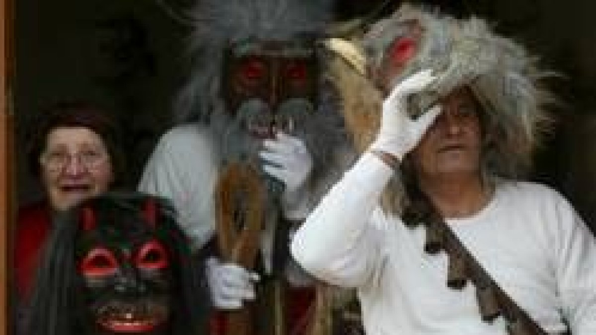 Unos leoneses muy «antruejeros», a la puerta de su casa, en Alija