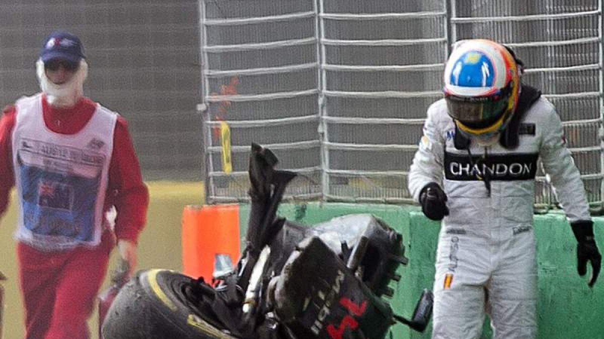 Fernando Alonso sale de su coche tras sufrir un espectacular accidente con Esteban Gutiérrez. SRDJAN SUKI