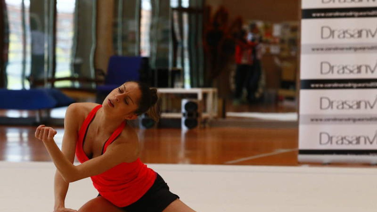 Carolina, con el ejercicio de pelota, ayer en el Centro de Alto Rendimiento de León.