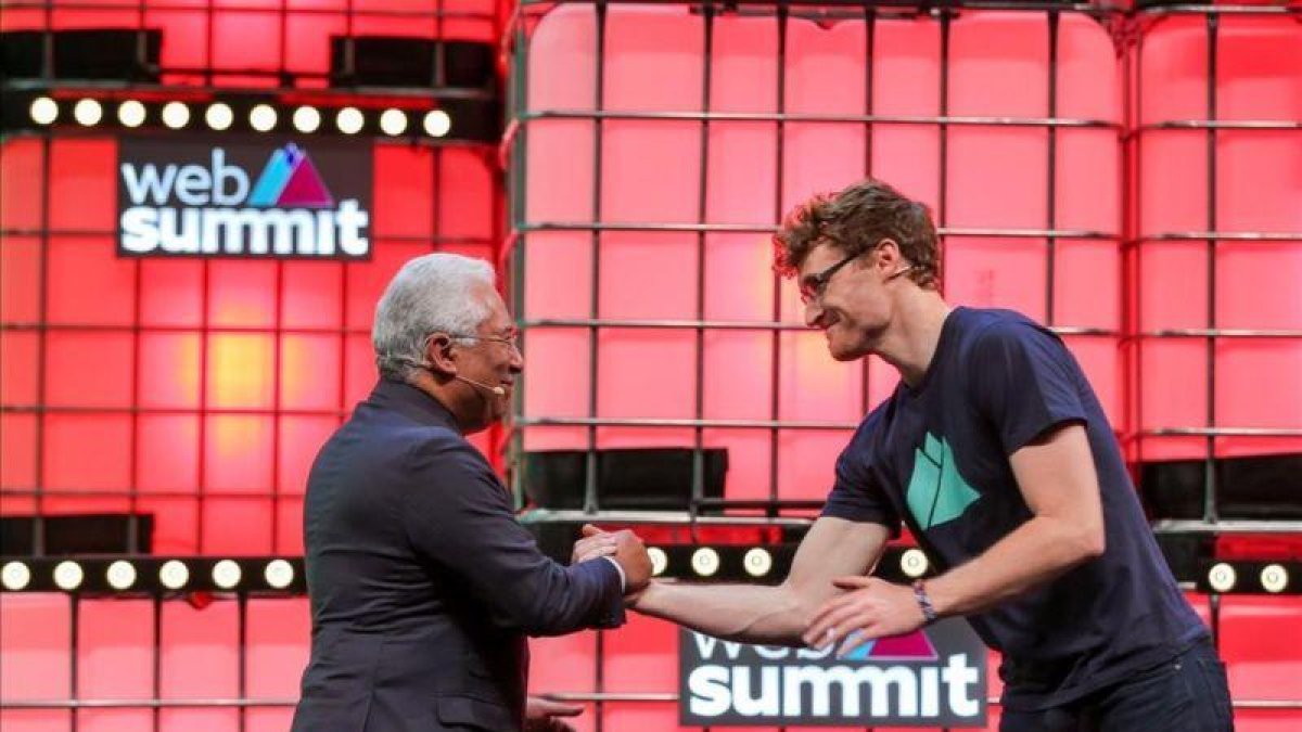 Paddy Cosgrove (derecha) saluda al primer minsitro portugués, Antonio Costa.