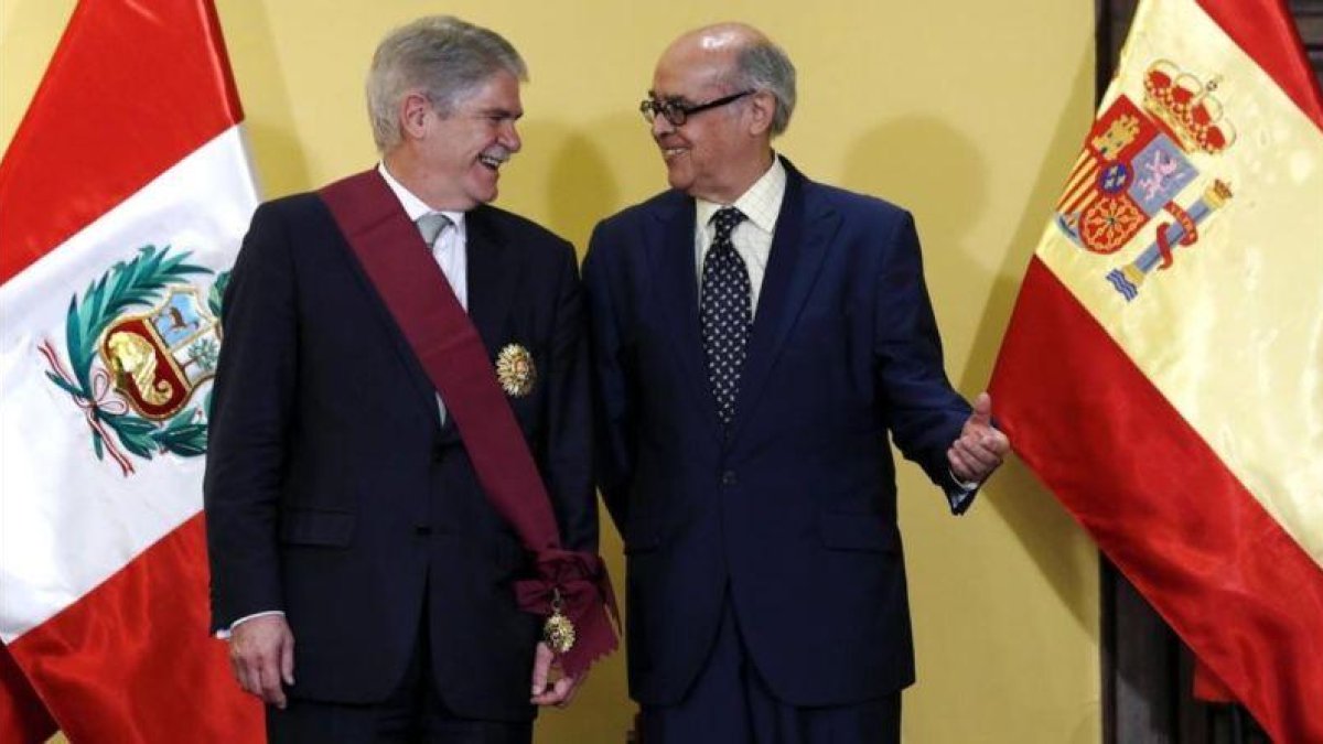 El ministro español de Exteriores, Alfonso Dastis, y su homólogo de Perú, Ricardo Luna, este lunes en Lima.