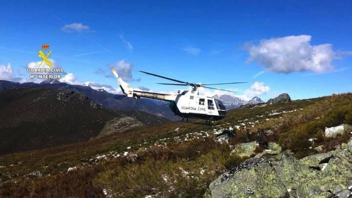 Un helicóptero de rescate de la Guardia Civil
