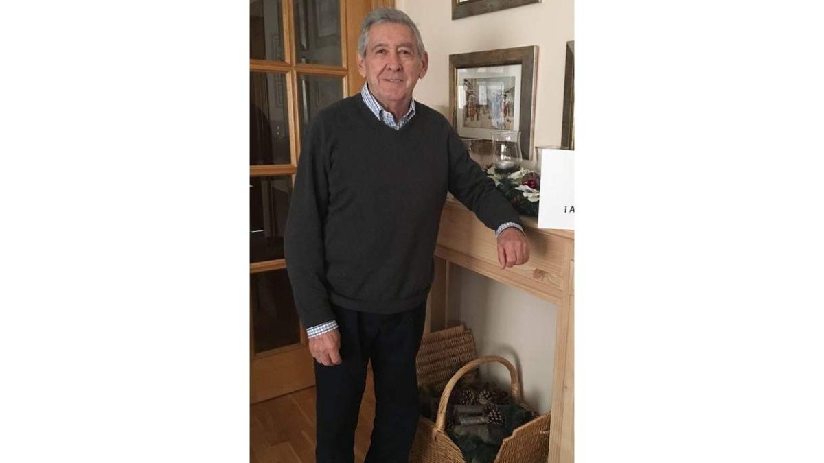 Guillermo Revuelta, el primero por la derecha agachado, en una formación de la Cultural y en la actualidad. DL/WILLY