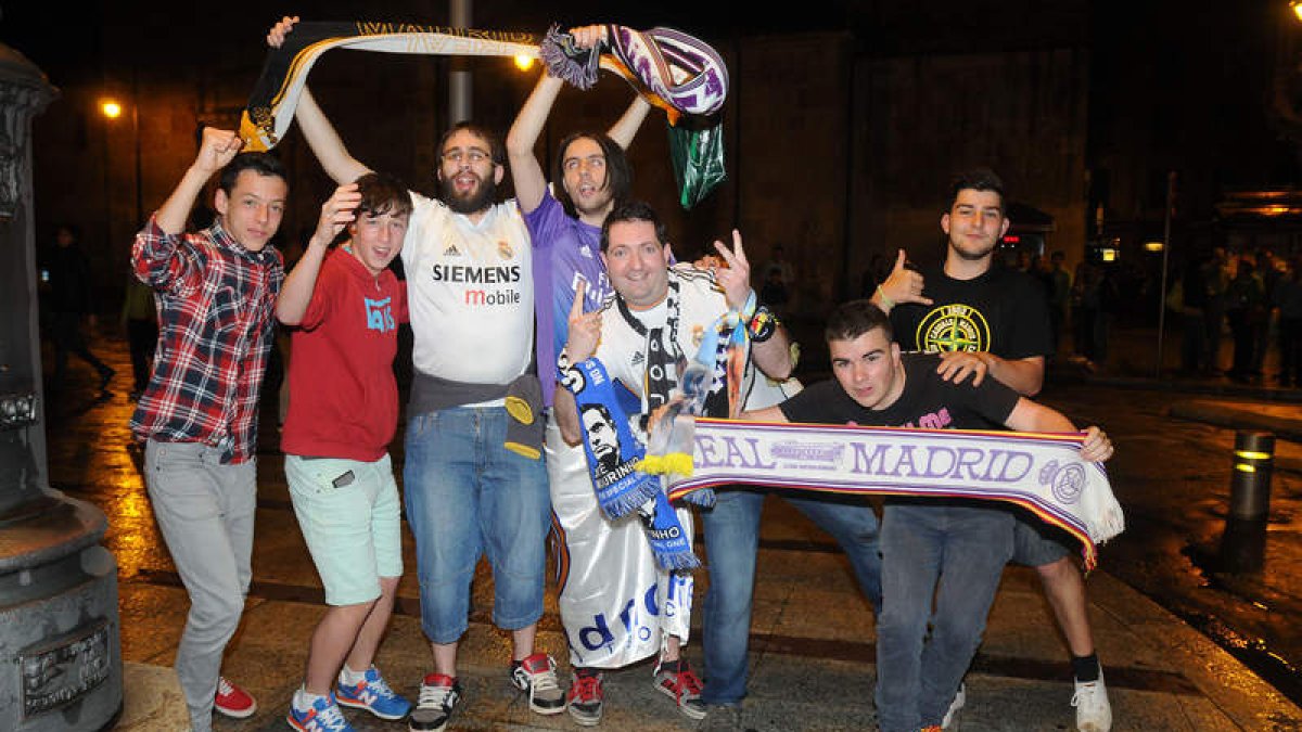 Varios aficionados del Madrid celebran en León el título copero conseguido por su equipo.