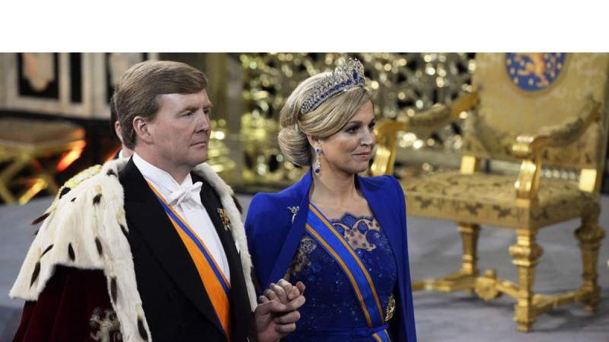 El rey Guillermo Alejandro y su esposa, la reina consorte Máxima, abandonan la Iglesia nueva tras la ceremonia de investidura.