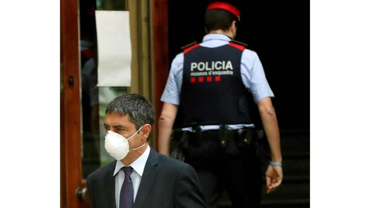 Trapero sale ayer de la Audiencia de Barcelona. TONI ALBIR