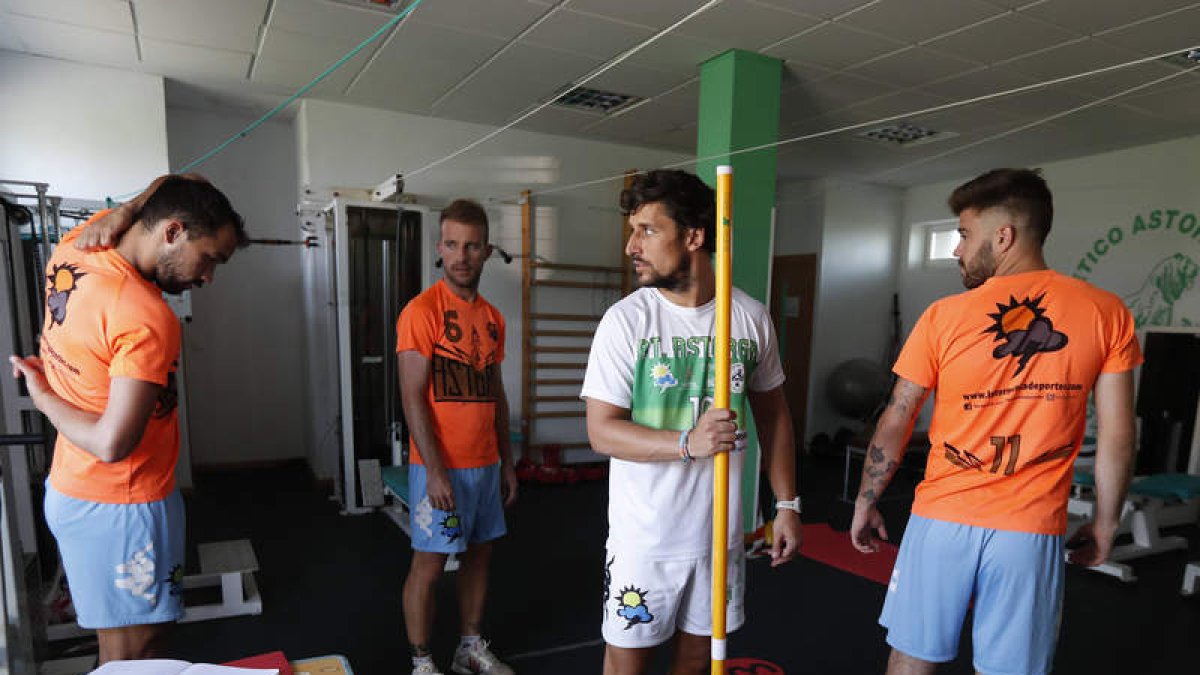 El Atlético Astorga dio ayer la salida a la pretemporada con las habituales pruebas físicas a los jugadores en las instalaciones de La Eragudina. JESÚS