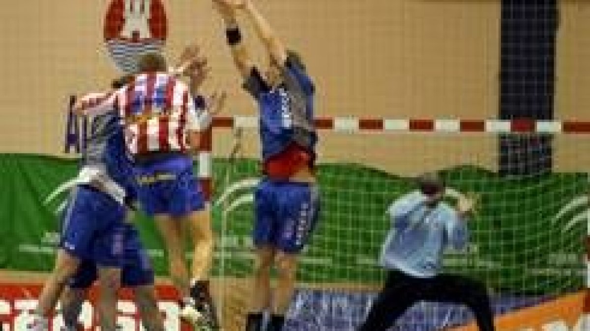 Costa, ex jugador del Algeciras, fue de los mejores del Ademar ante su ex equipo