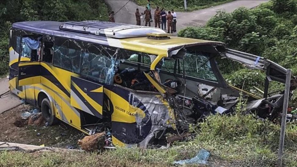 Estado en el que quedó el autobús tras caer al vacío camino de Kuala Lumpur.