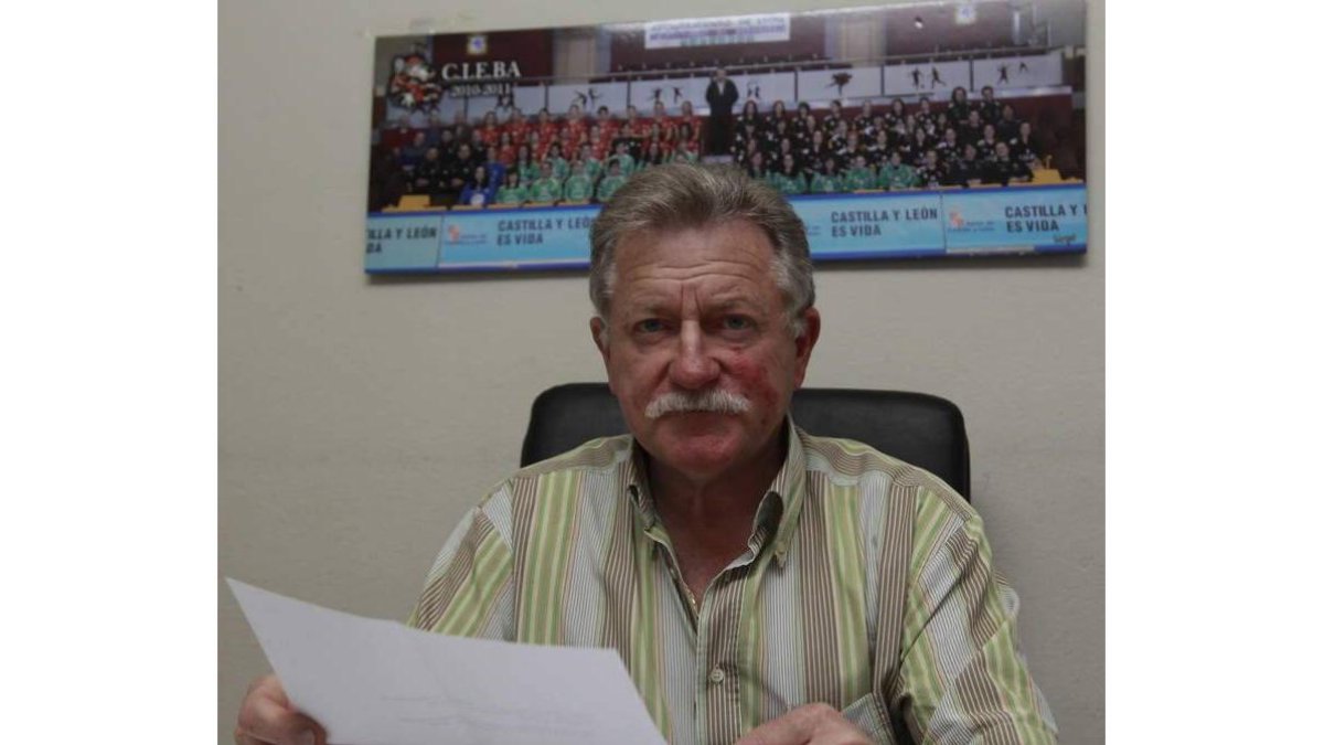 Jesús Fernández cuando abrió ayer el sobre con el nombre de su relevo.