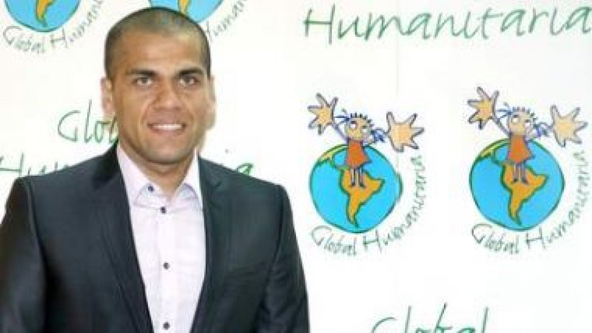 Dani Alves en la presentación de una campaña solidaria.