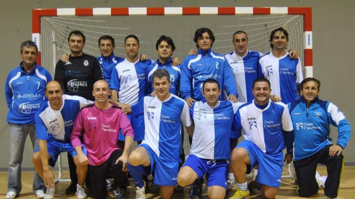 Formación del equipo del Grupo Fisioclínicas que disputa la competición de Liga de Antibióticos.