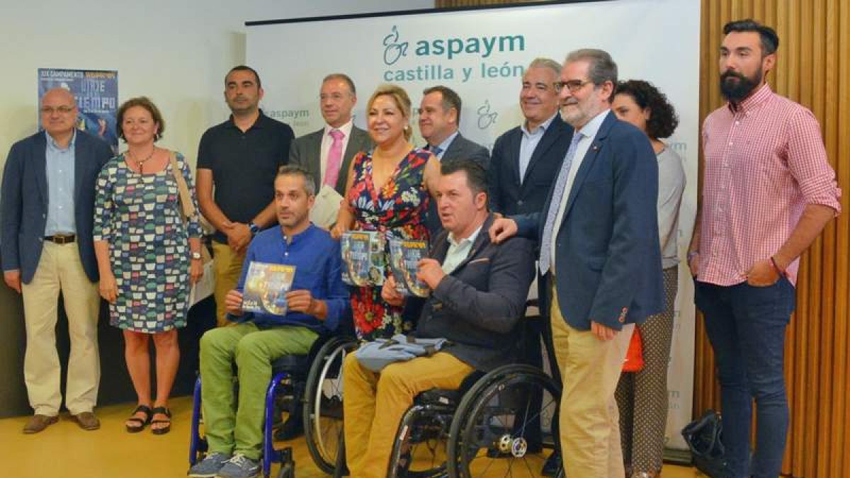 La vicepresidenta de la Junta, en el centro, presidió la presentación del campamento. ASPAYM