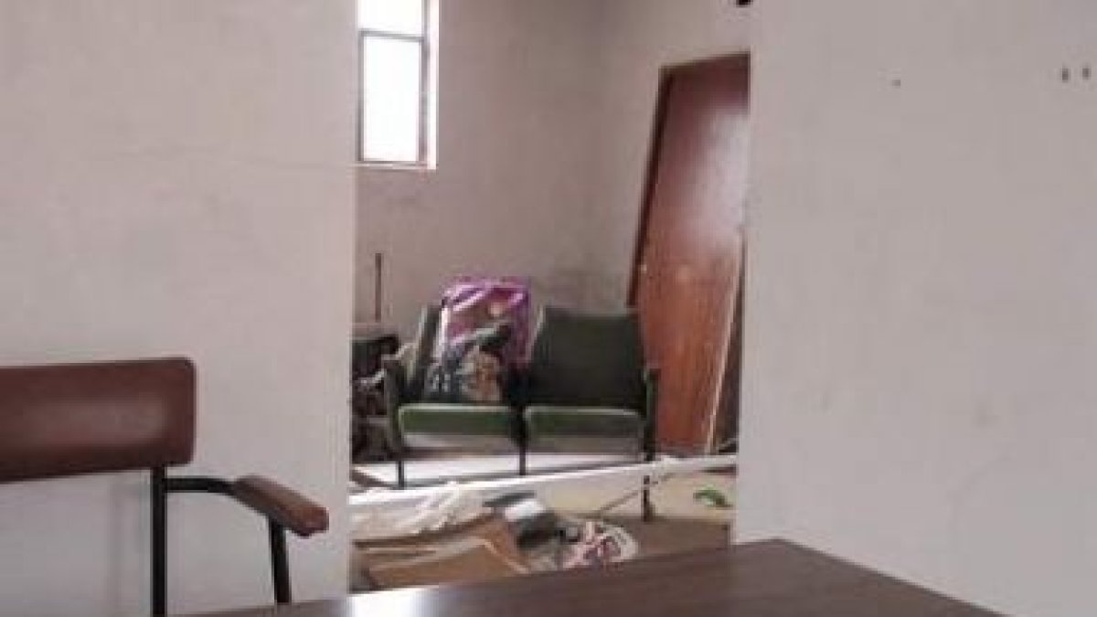 Vista de la sede judicial de Alija desde la posición que ocupa el público ante el juez.