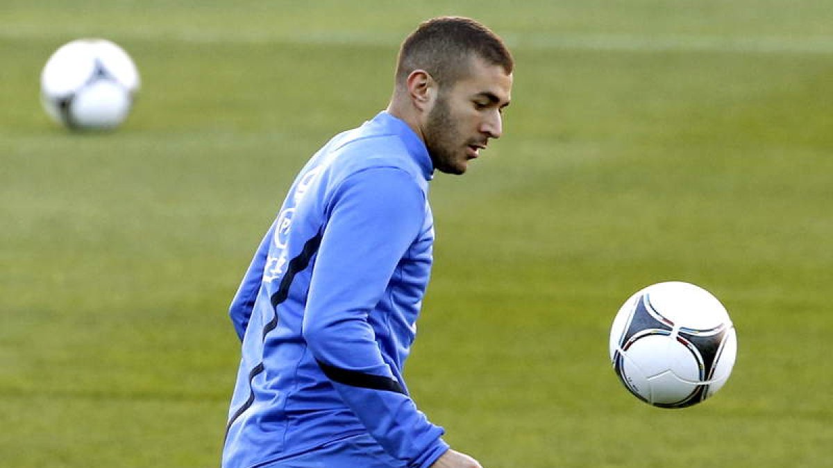 Karim Benzema se siente respaldado por el técnico madridista aunque no juegue.