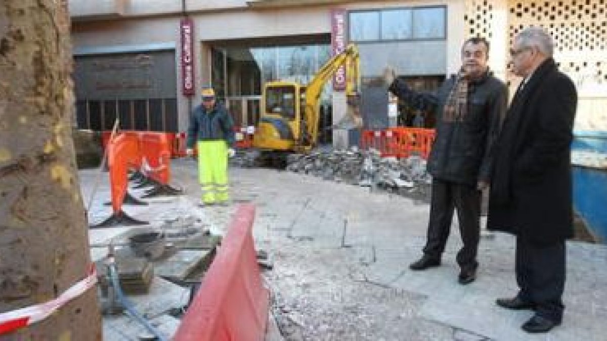 Los concejales de Fomento y Urbanismo supervisaron ayer las obras a la entrada de la Obra Social.