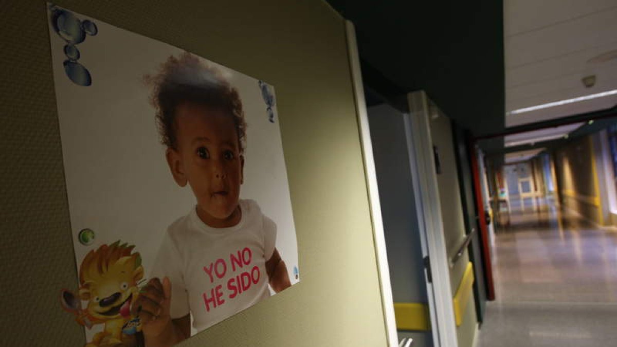 Un cartel en la planta del Pediatría del Hospital de León.