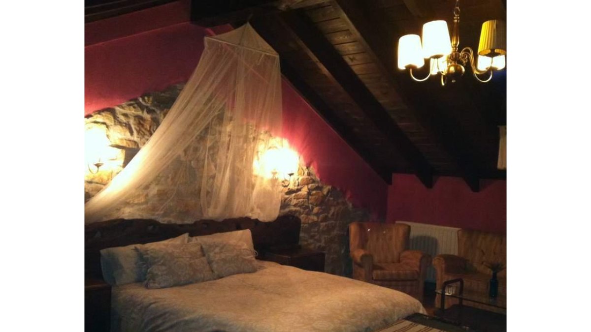 Habitación principal, corredor, dormitorios y patio de Las Casitas de Andrea en Oseja de Sajambre.
