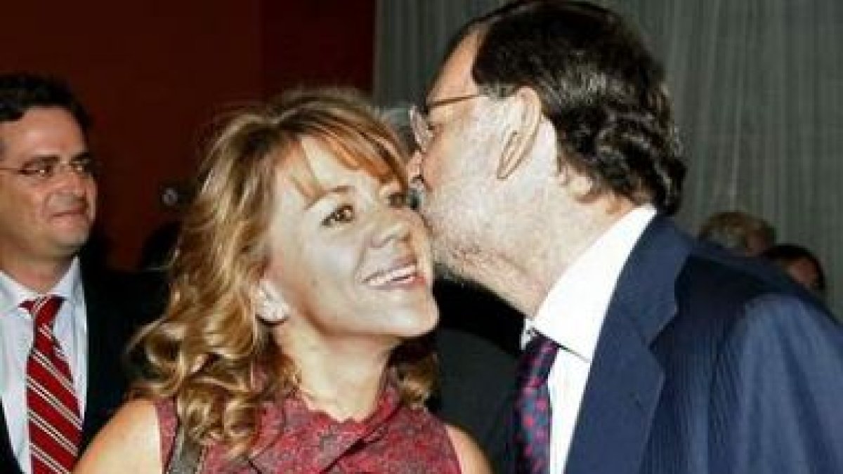 Cospedal saluda al líder del partido, Mariano Rajoy.