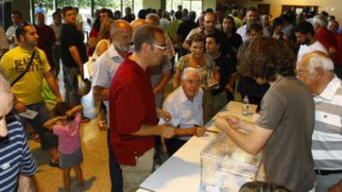 La afluencia de socios colapsó la única mesa y el hall del Palac¡o de Deportes.