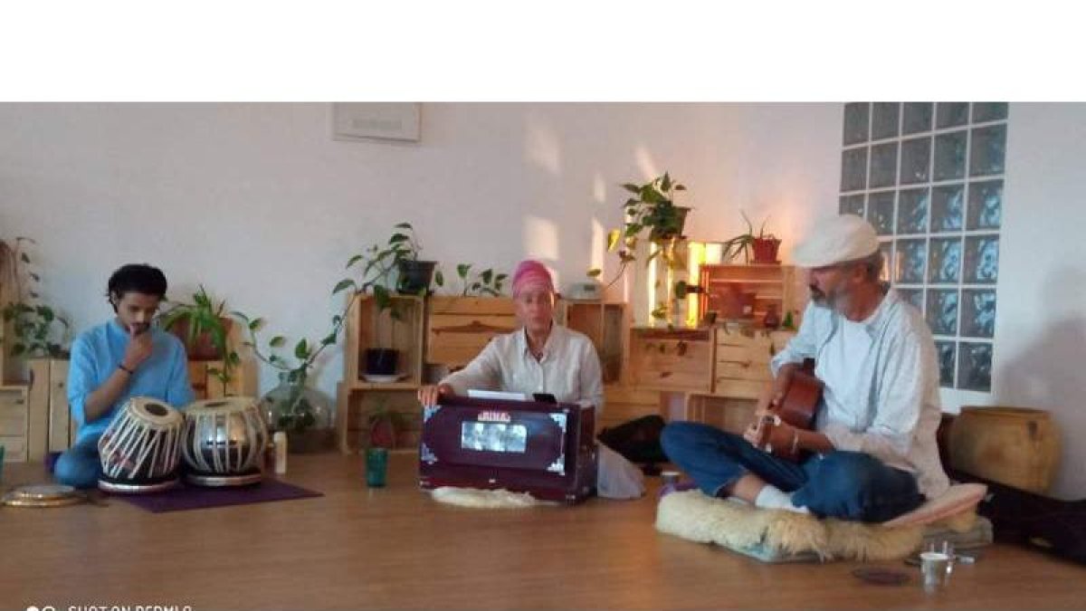 Tres de los intérpretes del Kirtan de hoy en León. DL