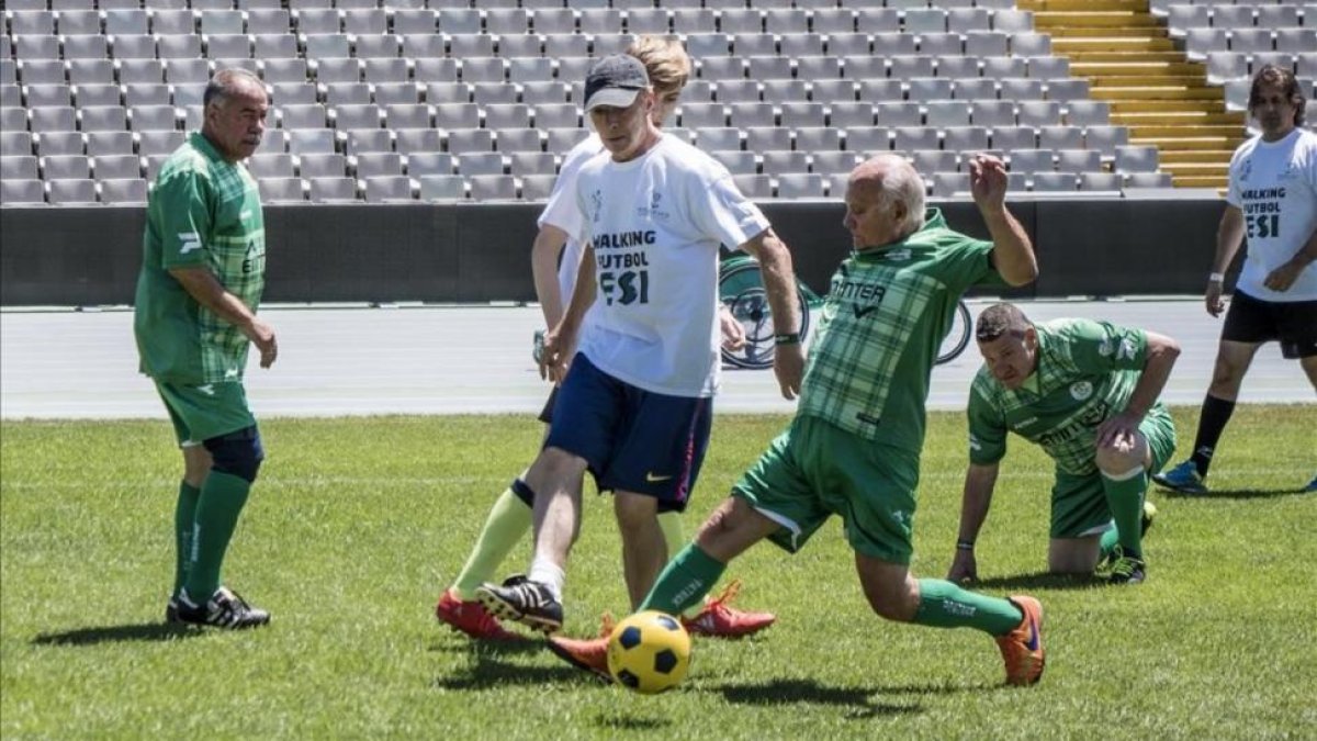 Archibald, con gorra, en uno de los partidillos en el Estadio Olímpico de Montjuïc.