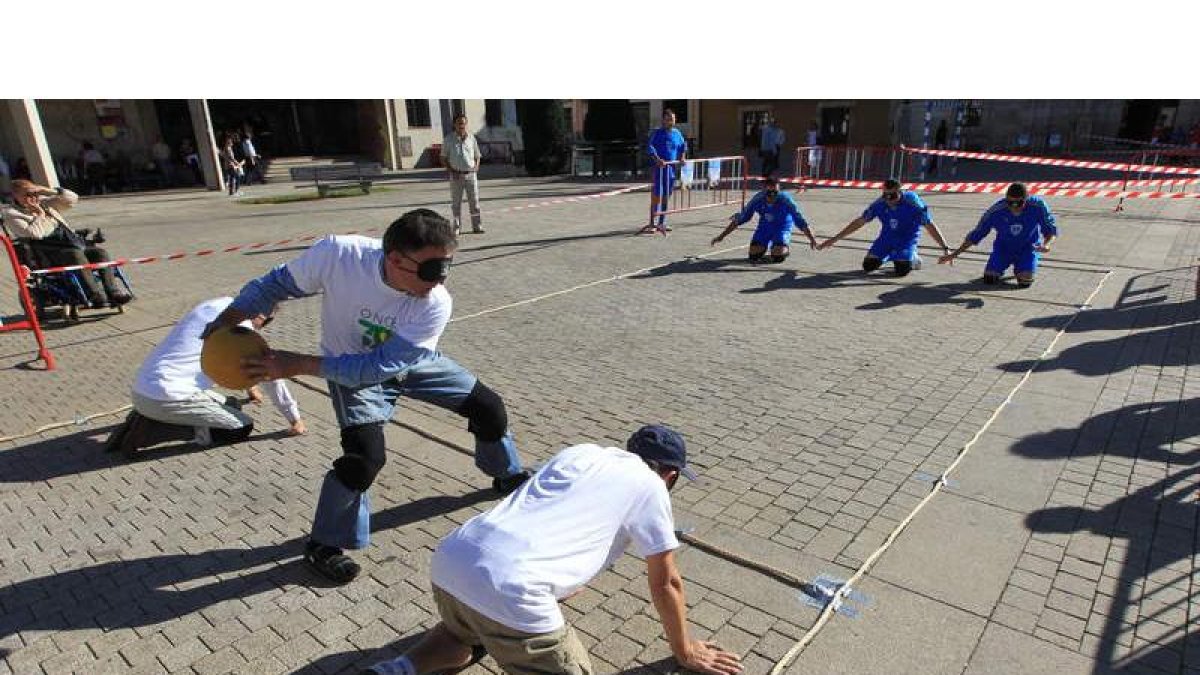 Una pelota «sonora» servía ayer para jugar uno de los partidos de la integración con ciegos en la plaza del Ayuntamiento.