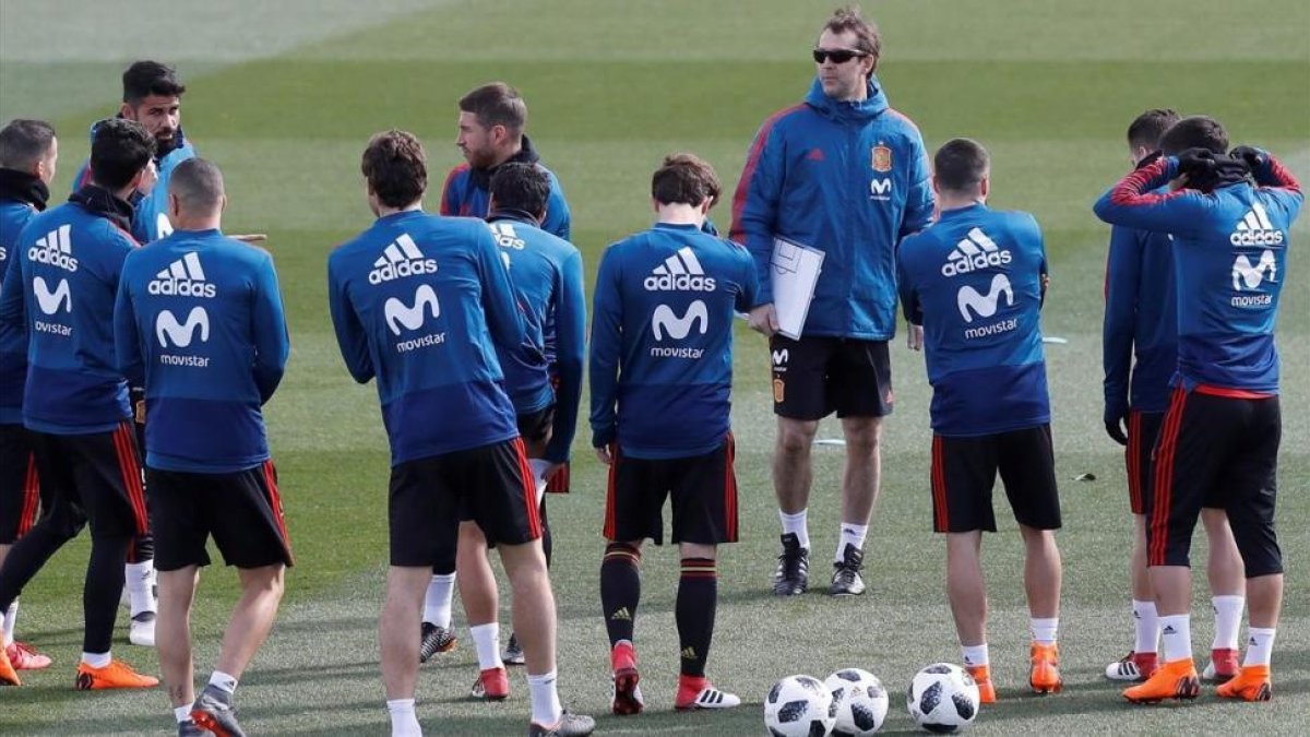 Julen Lopetegui, junto a sus jugadores en un entrenamiento de la selección española.
