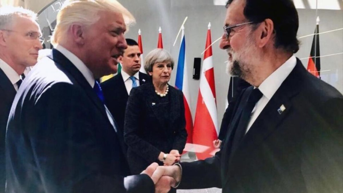 Donald Trump y Mariano Rajoy se saludaron en la cumbre de la OTAN de Bruselas, el pasado mes de mayo.