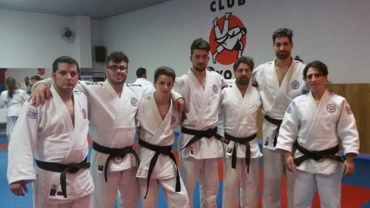 Los judocas leoneses posan con su nuevo grado. DL