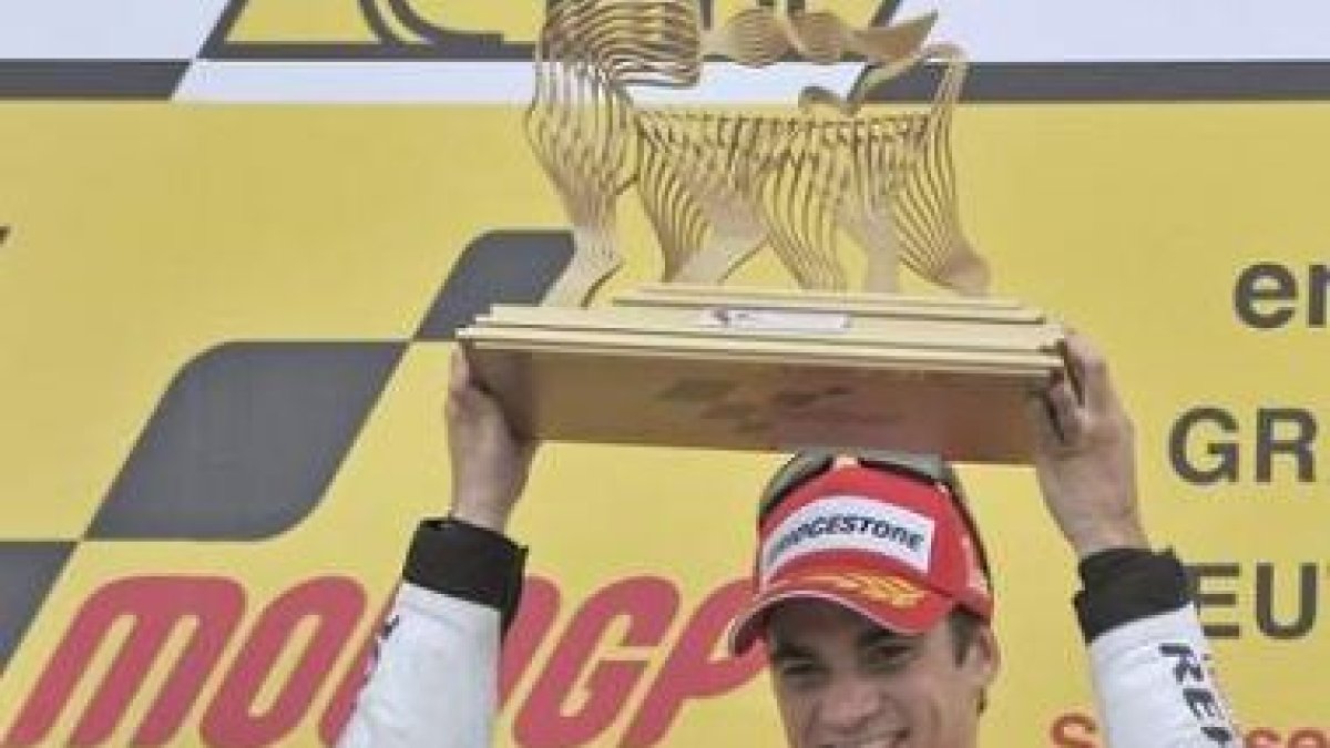 Dani Pedrosa celebra en el podio su victoria en el Gran Premio de Alemania, disputado en el circuito