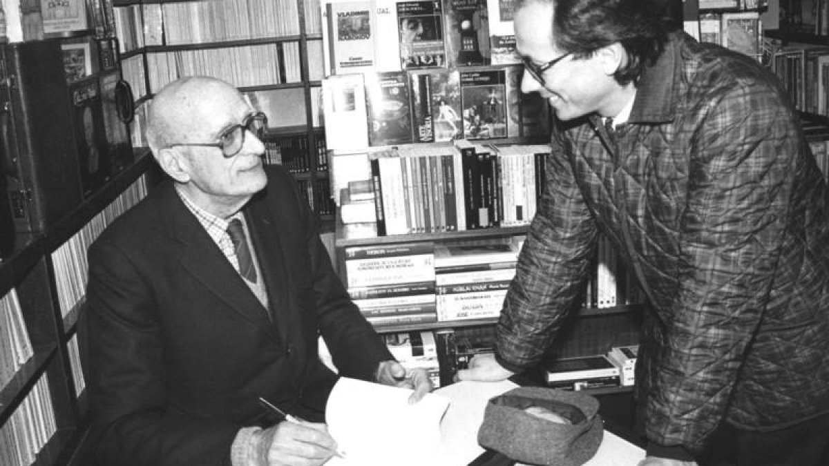 El autor de ‘Donde las Hurdes se llaman Cabrera’, firmando uno de sus libros