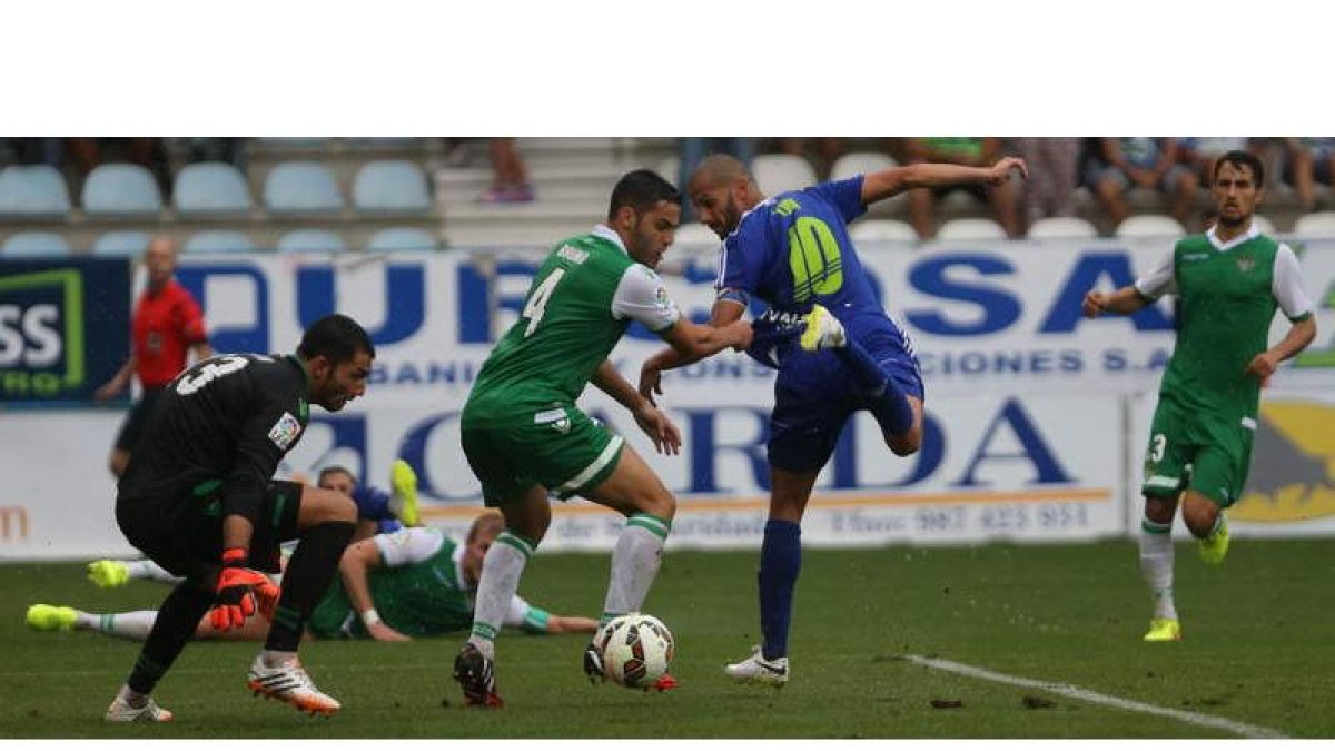 Yuri remata de espuela en el partido de la primera vuelta ante el Real Betis en El Toralín.