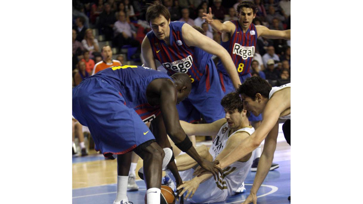 N’Dong puja con Tomic por hacerse con el control del balón.