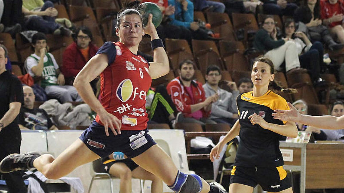La extremo Raquel Caño seguirá un año más.