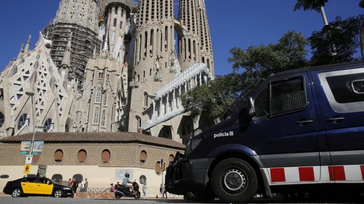 Los Mossos presentes en las inmediaciones de la Sagrada Familia
