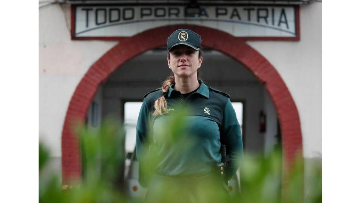 Yohanna Alonso lucha contra la pandemia del coronavirus desde su profesión de Guardia Civil. JESÚS F. SALVADORES