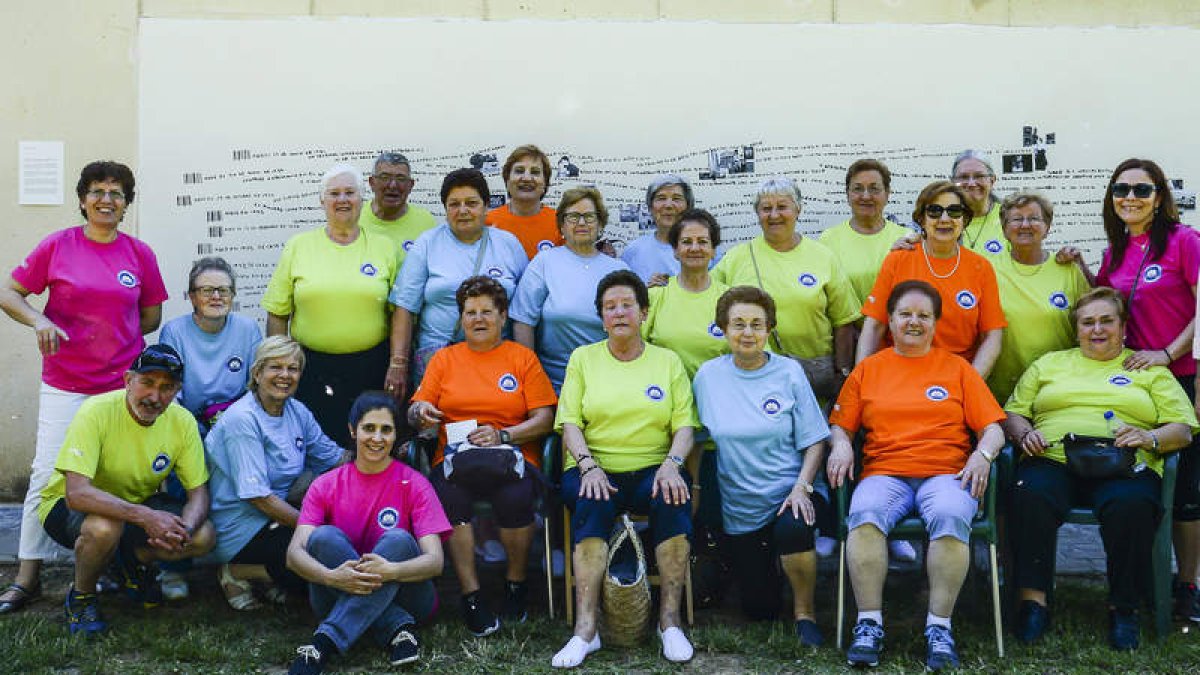 Mujeres que participan en actividades de envejecimiento activo. DL