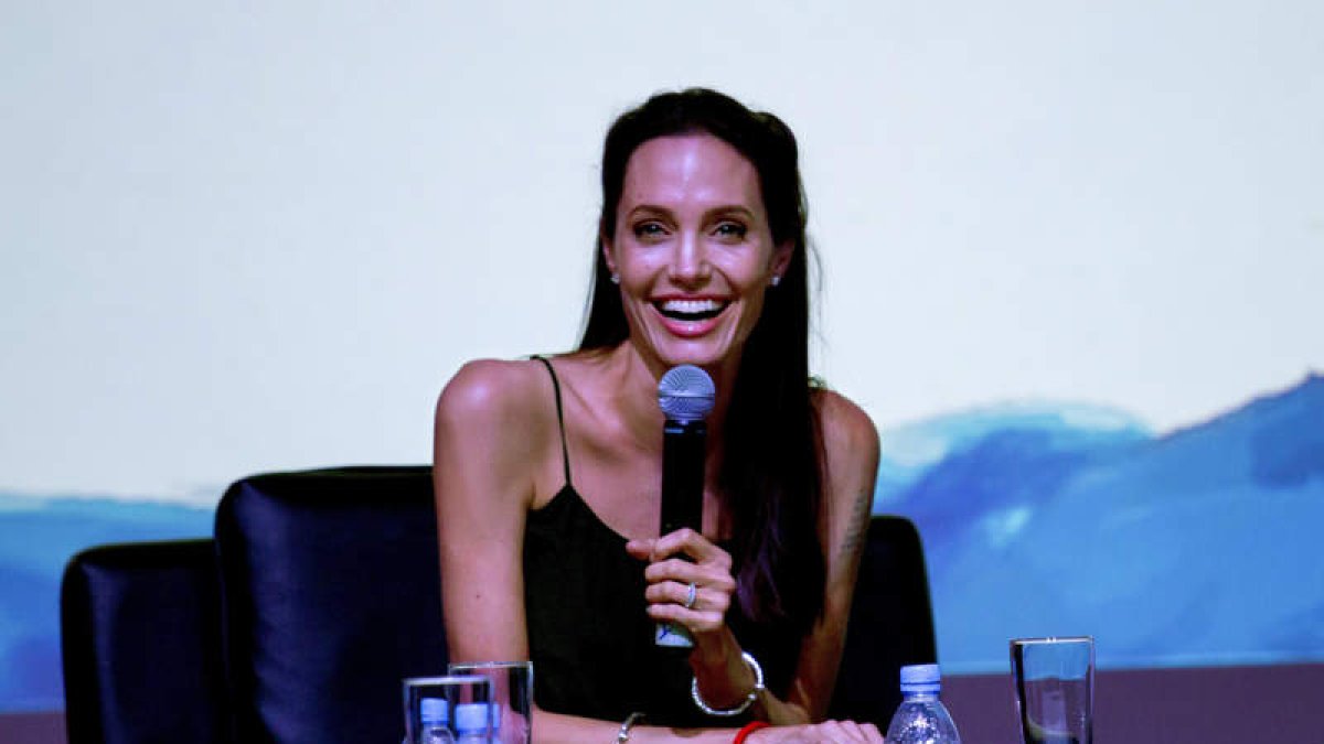 La actriz Angelina Jolie durante un coloquio para jóvenes cineastas en Camboya