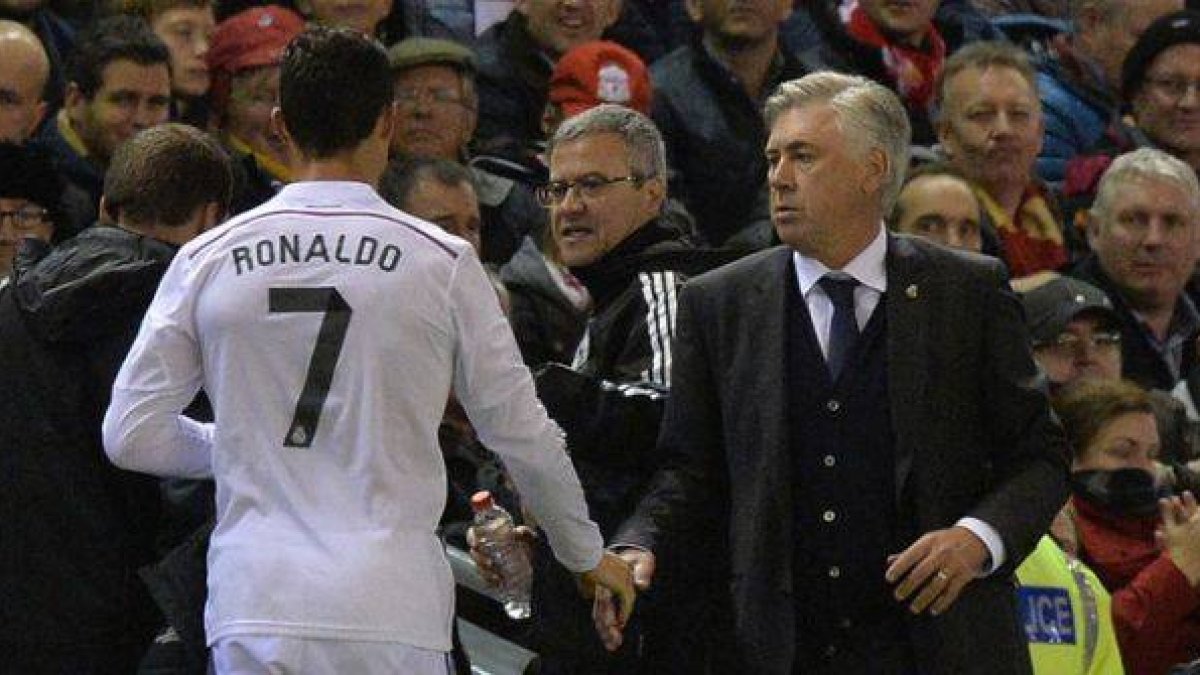 Carlo Ancelotti felicita a Cristiano Ronaldo tras sustituir al delantero portugués.
