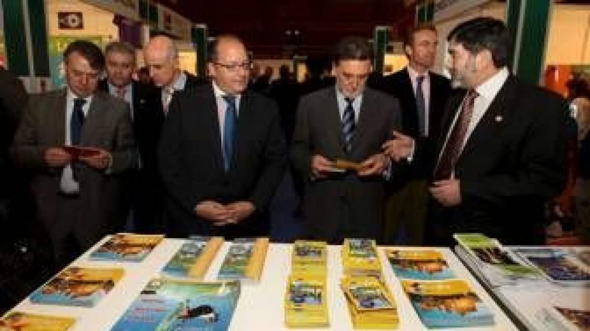 Álvarez, Fernández y Alejo, escuchan al rector, Ángel Penas, en uno de los expositores