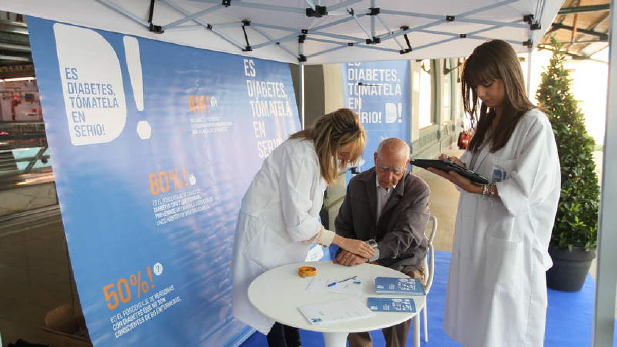 Un anciano se realiza la prueba, ayer en la capital.