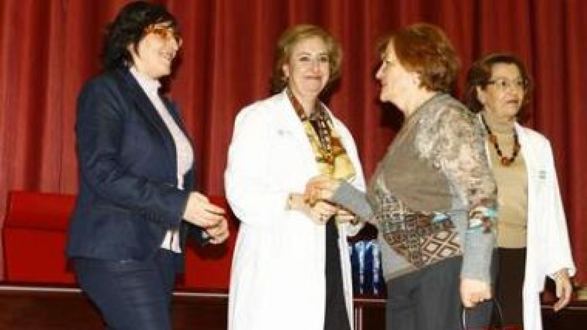 Entrega de uno de los regalos en el transcurso del homenaje
