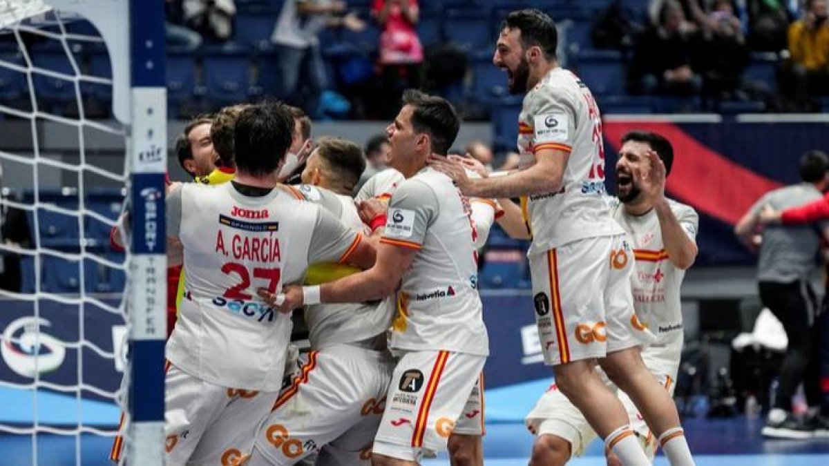 La selección celebra uno de sus triunfos. MARTIN DIVISEK