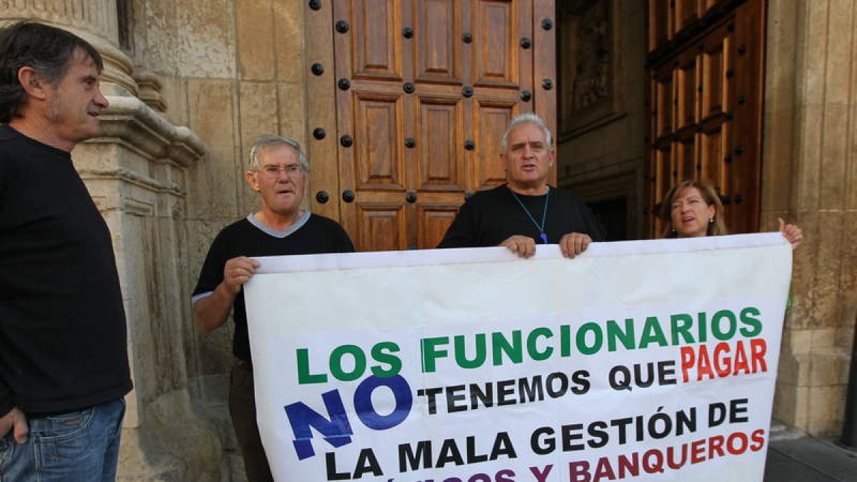 Un momento de la concentración que tuvo lugar ayer en la capital leonesa en la Diputación.