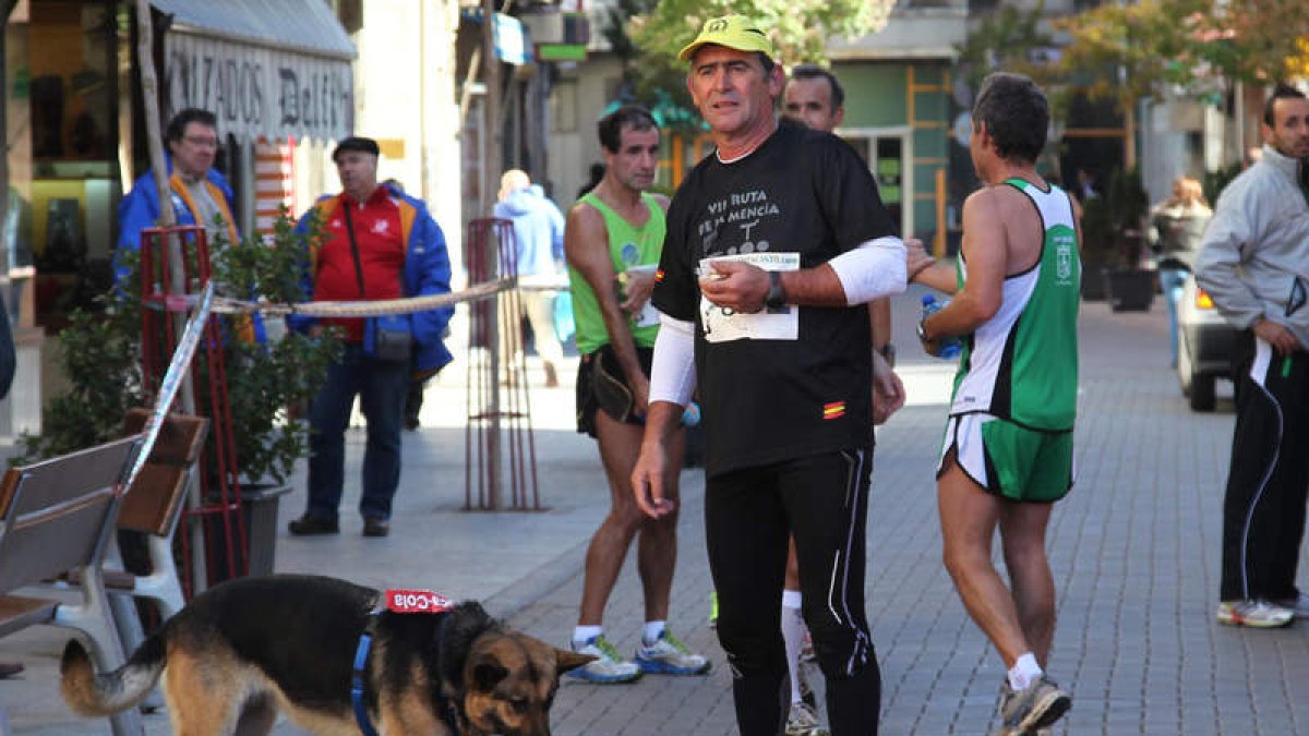 Ángel Rodríguez espera en meta noticias sobre su amigo.