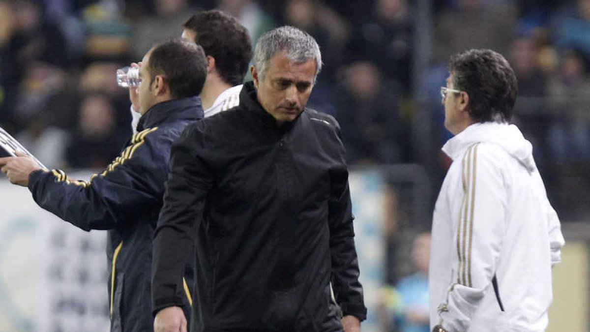 El árbitro también expulsó a Mourinho por insultarle.