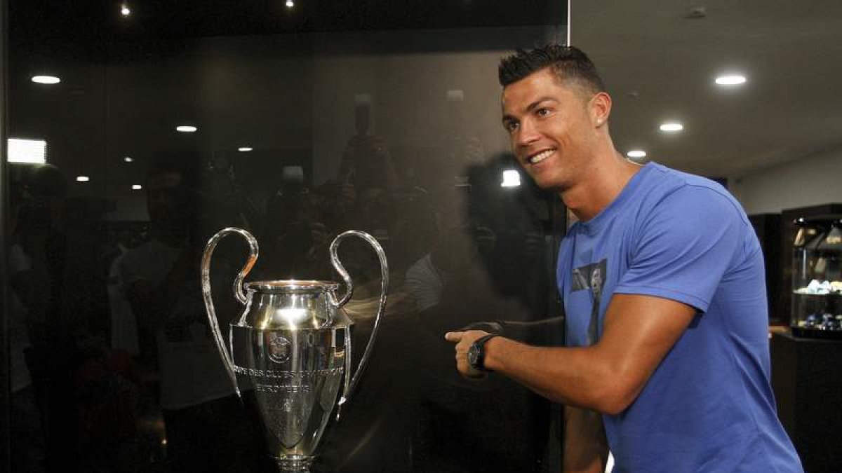 Cristiano Ronaldo, durante la visita en Funchal a las nuevas instalaciones de su museo. HOMEM DE GOUVEIA