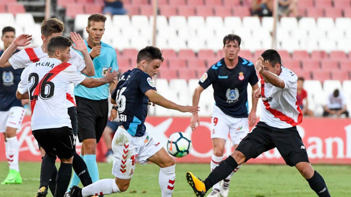 Iza, con el dieciséis a la espalda, se perderá el encuentro de esta tarde por acumulación de amonestaciones tras ver la quinta tarjeta amarilla ante el Barça B. DAVID DE LA ROSA