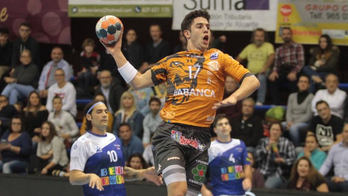 El extremo del Ademar Jaime Fernández hoy, en el partido.